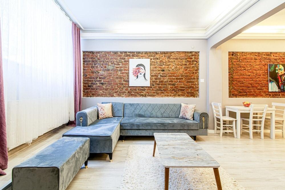 Central Flat Close to Cevahir Shopping Mall - Tap to explore photos