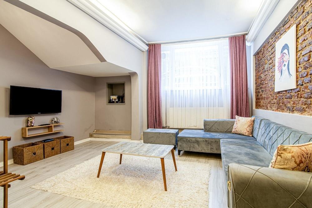 Central Flat Close to Cevahir Shopping Mall - Tap to explore photos