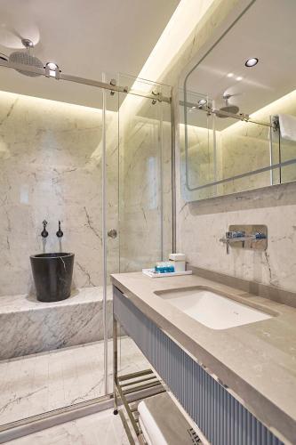 The Hubi Hotel Room Type - Deluxe King Suite