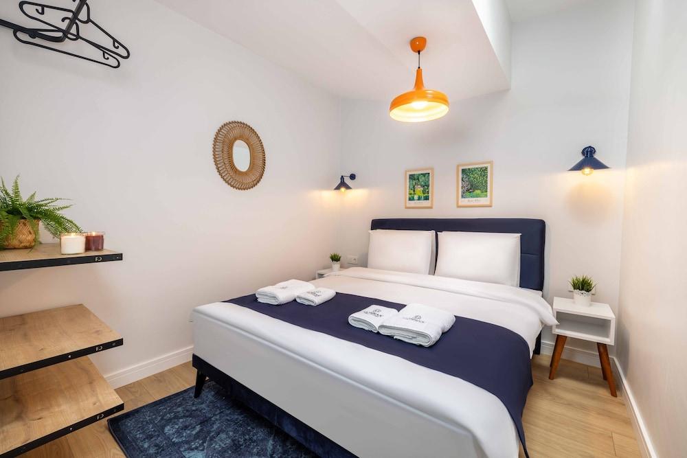 Monnas Suite Room Type - Deluxe Condo, Multiple Beds, Balcony, Sea View