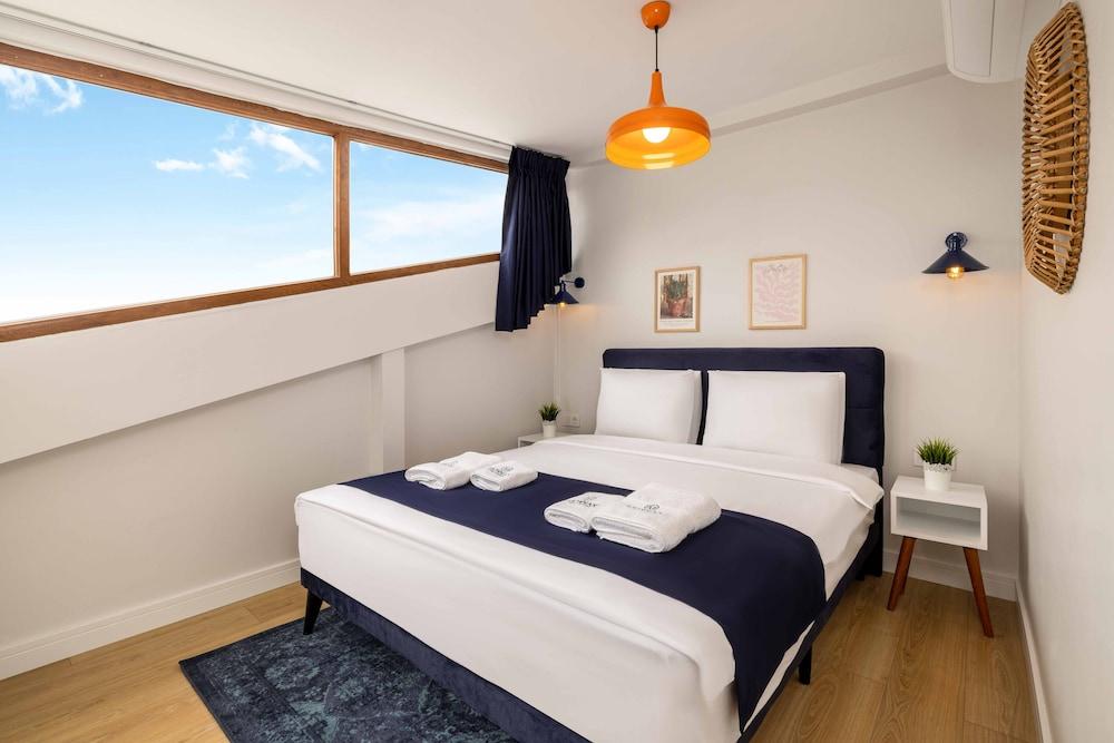 Monnas Suite Room Type - Deluxe Condo, Multiple Beds, Sea View