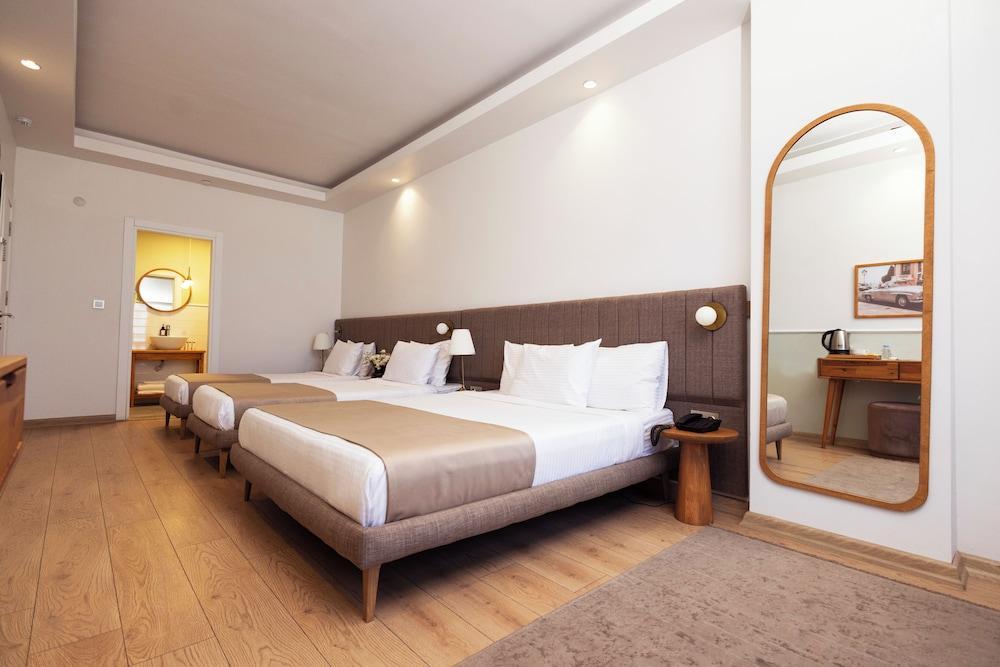 Meshk Airport hotel Room Type - Deluxe Quadruple Room