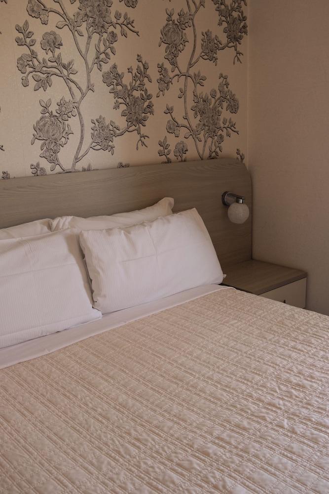 Rome Airport Inn Room Type - Economy Double Room, 1 Large Twin Bed