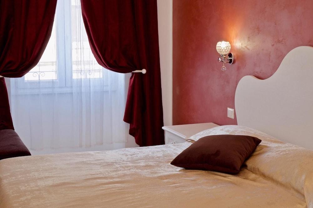 Museum Guest House Room Type - Deluxe Double Room, City View