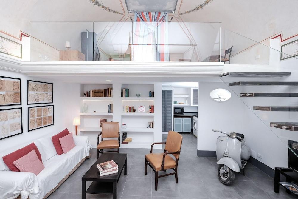 Vespa Studio Loft Trastevere - Tap to explore photos
