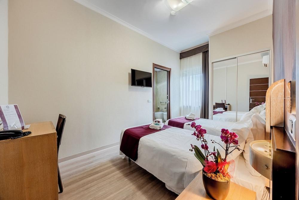 E H ROME AIRPORT Room Type - Standard Twin Room