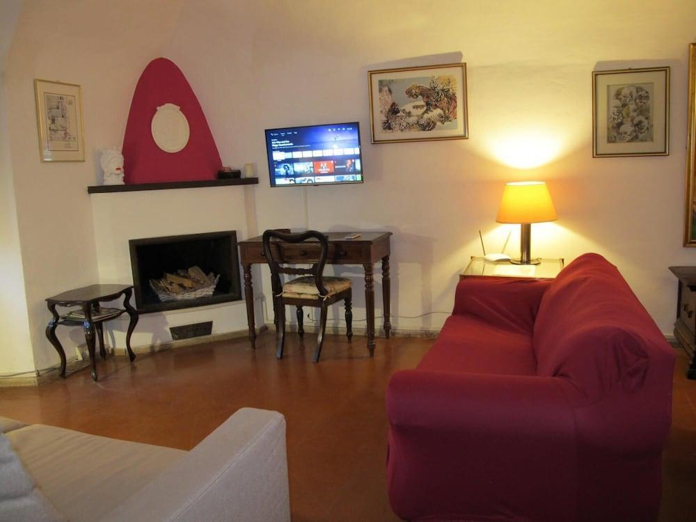 Aurora in Pantheon Apartment - Tap to explore photos