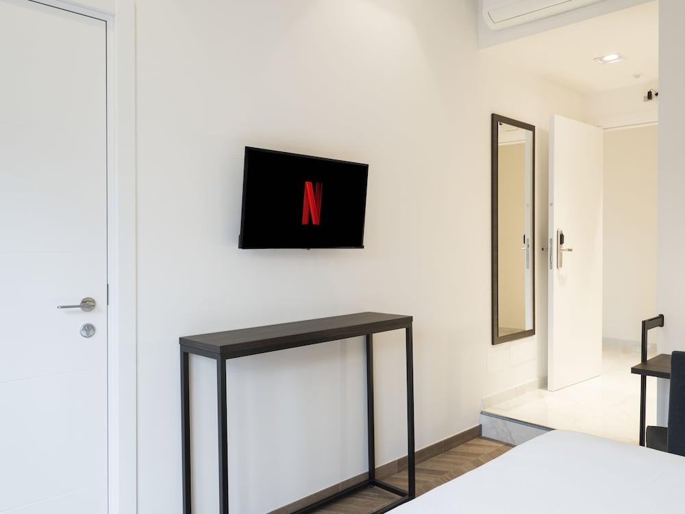 Savoia Rooms Roma - Tap to explore photos