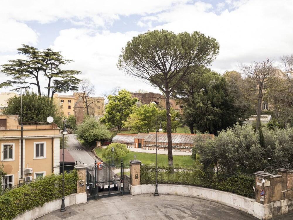 Savoia Rooms Roma - Tap to explore photos