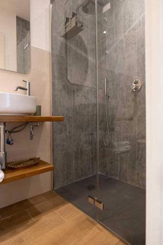 Smart Guesthouse - Tap to explore photos