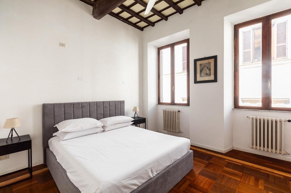 Campo de Fiori Large and Beautiful Apartment - Tap to explore photos