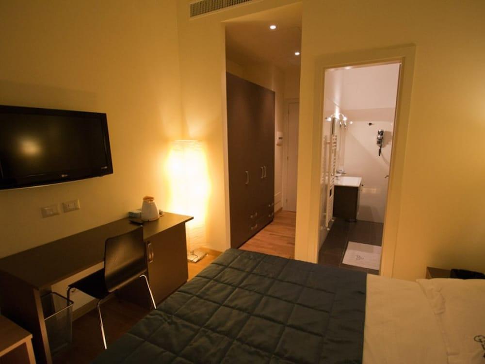 Rome Armony Suites - Superior Room - Tap to explore photos