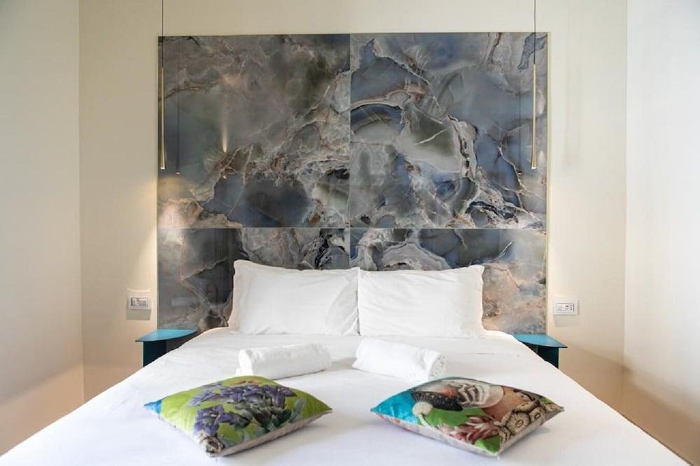 Bhr Cavour 150 Room Type - Deluxe Room, 1 King Bed, Non Smoking, City View Bhr Cavour 150 Room Type - Deluxe Room, 1 King Bed, Non Smoking, City View