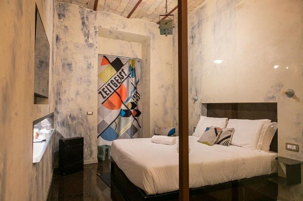 Bhr Cavour 150 Room Type - Junior Studio Suite, 1 Queen Bed, Non Smoking, Courtyard View