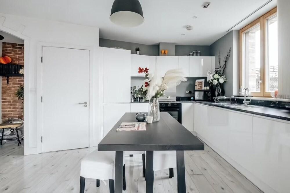 Stunning 2-bed Apt & Balcony in Notting Hill - Tap to explore photos