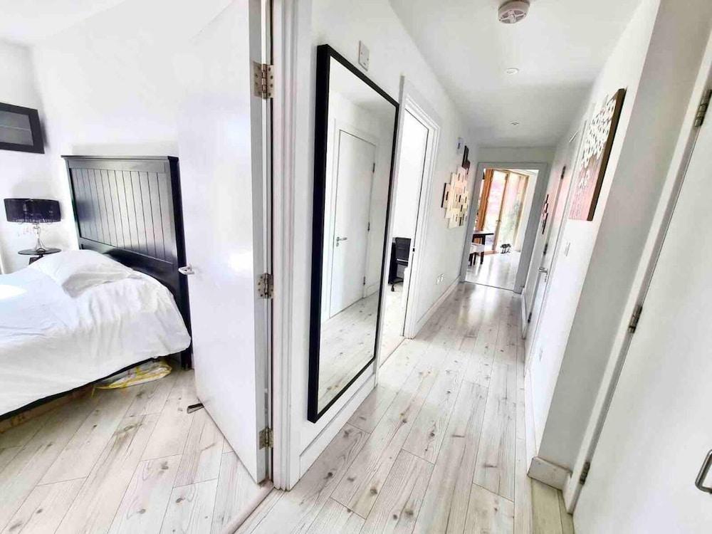 Notting Hill 2-bed Apt With Balcony, 1 min to Tube - Tap to explore photos