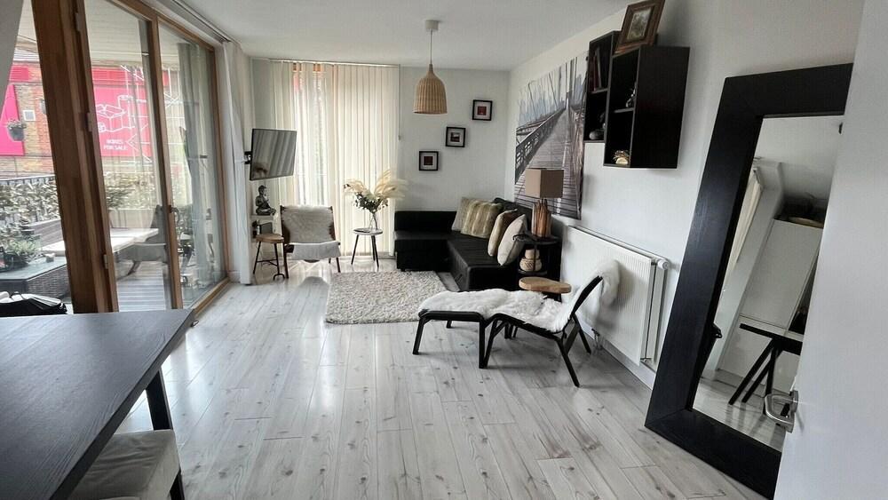 Notting Hill 2-bed Apt With Balcony, 1 min to Tube - Tap to explore photos