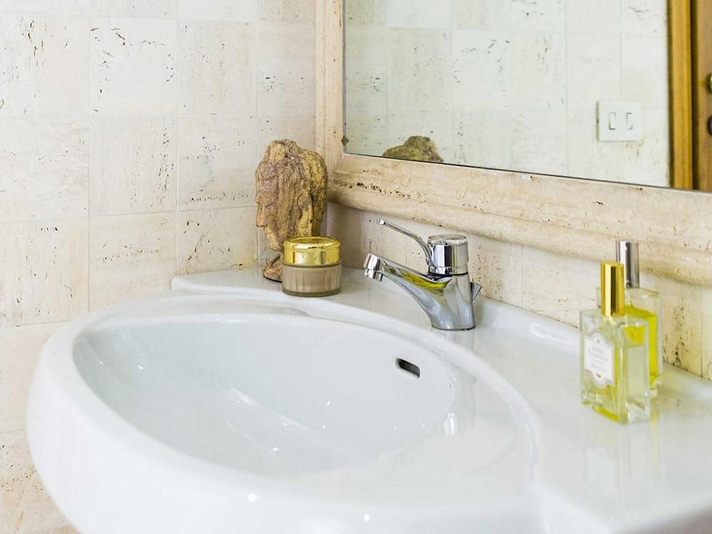 Castello del Duca - Conte Comfort Suite - Tap to explore photos