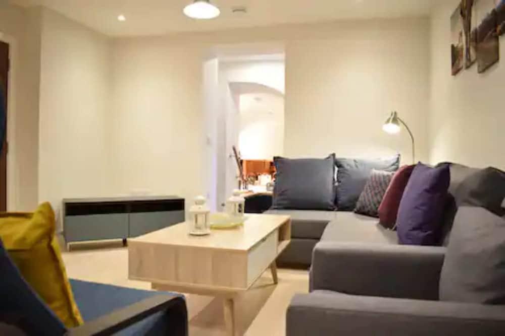 Spacious and Modern Apartment in Pimlico - Tap to explore photos
