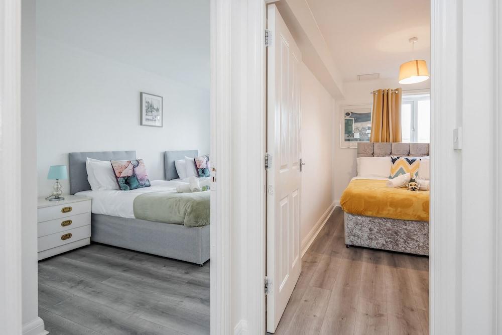 Bright and Cozy 2-bed Apartment in Dagenham - Tap to explore photos