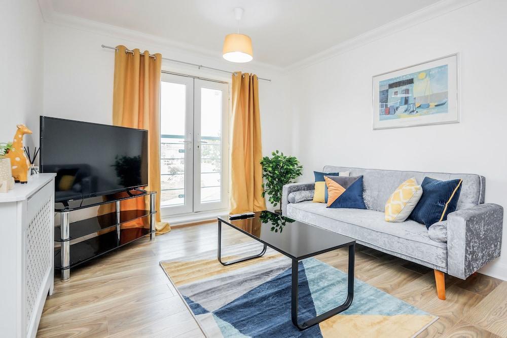 Bright and Cozy 2-bed Apartment in Dagenham - Tap to explore photos
