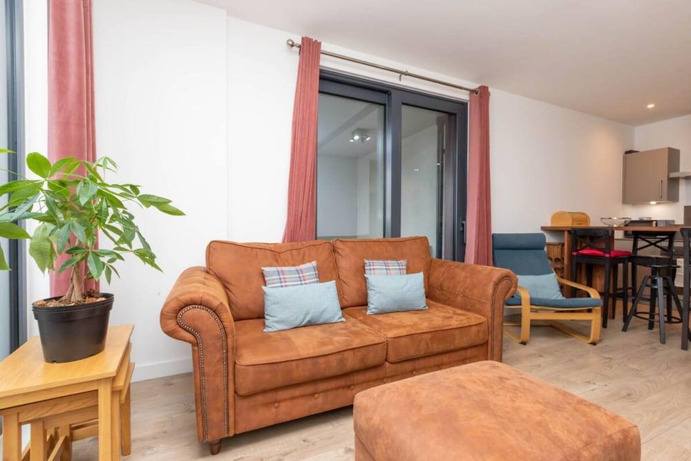 Spacious 2 Bedroom Flat With City Views in Bermondsey - Tap to explore photos