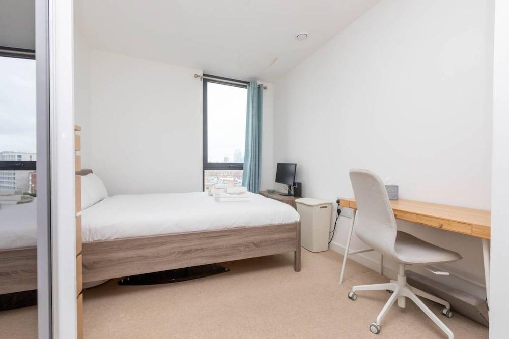 Spacious 2 Bedroom Flat With City Views in Bermondsey - Tap to explore photos
