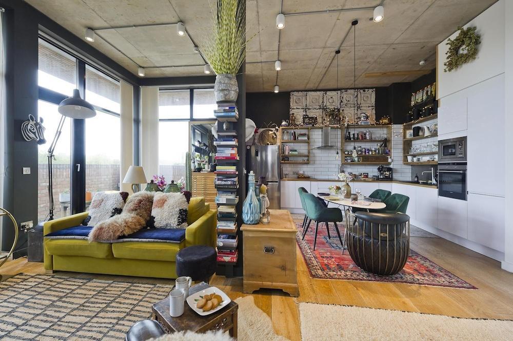 Fabulous East London Flat With Rooftop Pool by Underthedoormat - Tap to explore photos