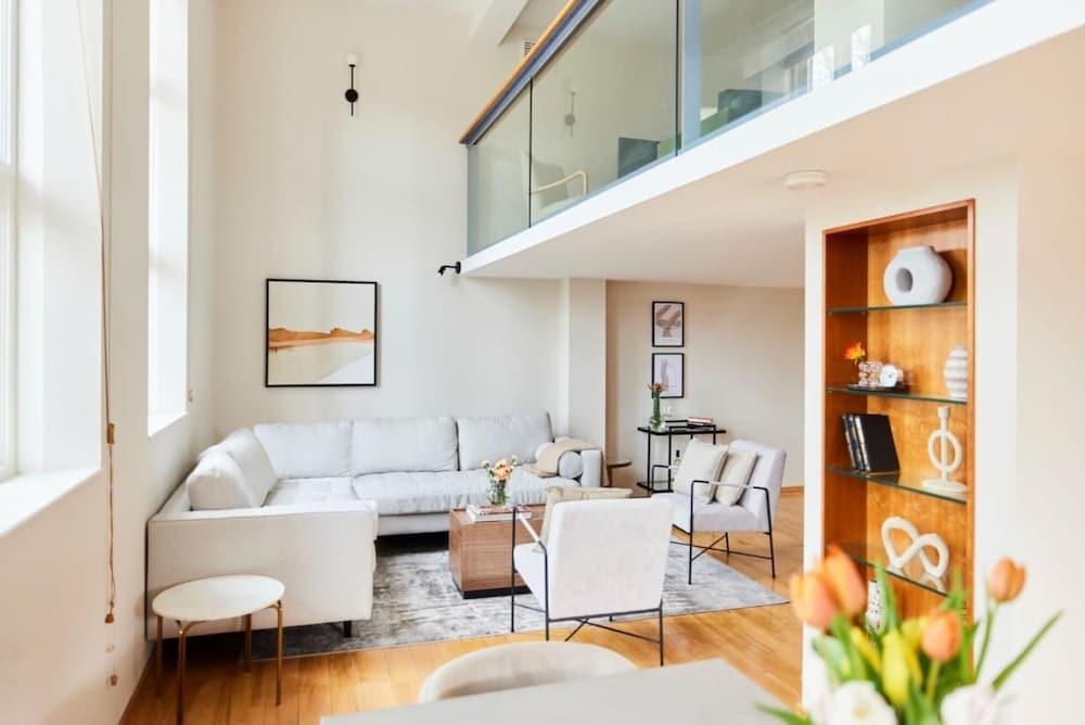 The Camberwell Classic - Modern 1bdr Flat - Tap to explore photos