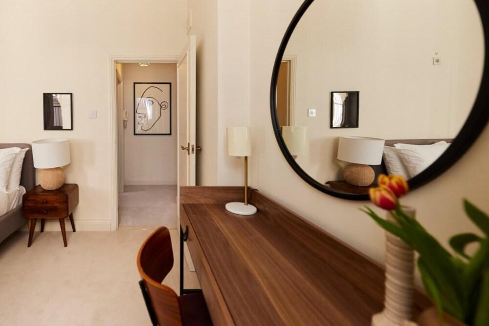 The Kensington and Chelsea - Elegant 3bdr Flat - Tap to explore photos