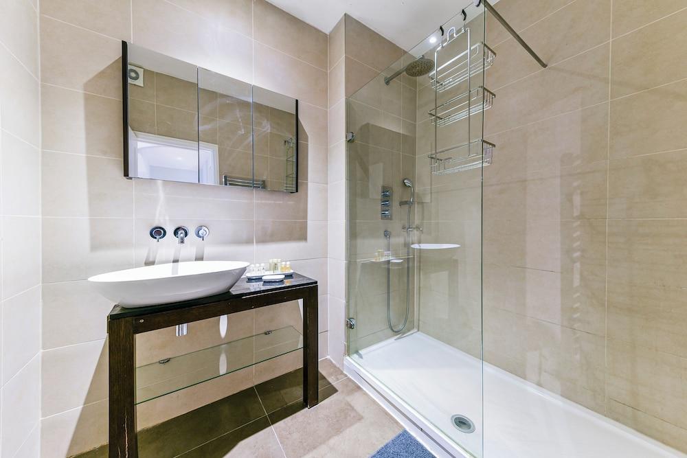 South-Kensington Apartment - Tap to explore photos
