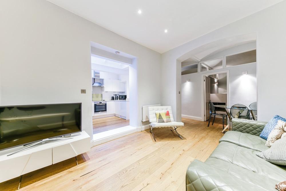 South-Kensington Apartment - Tap to explore photos
