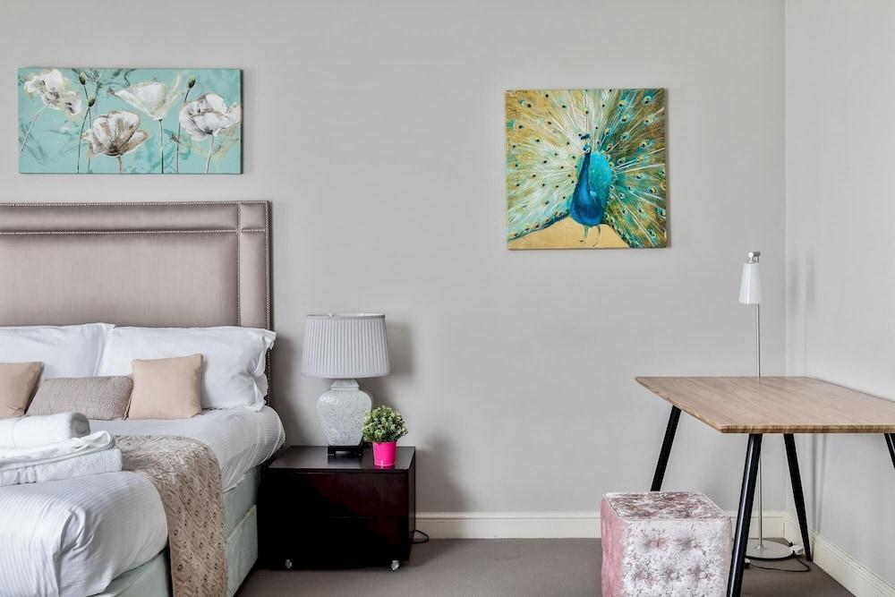 Fulham Amazing 2-bedroom House by Central London - Tap to explore photos