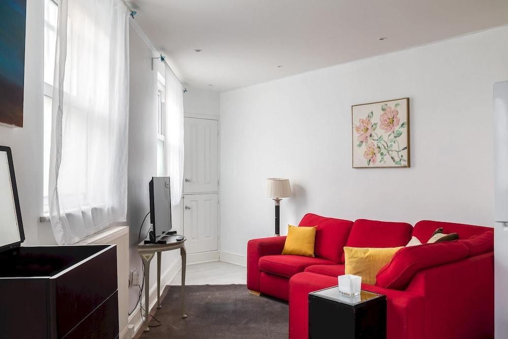 Fulham Amazing 2-bedroom House by Central London - Tap to explore photos