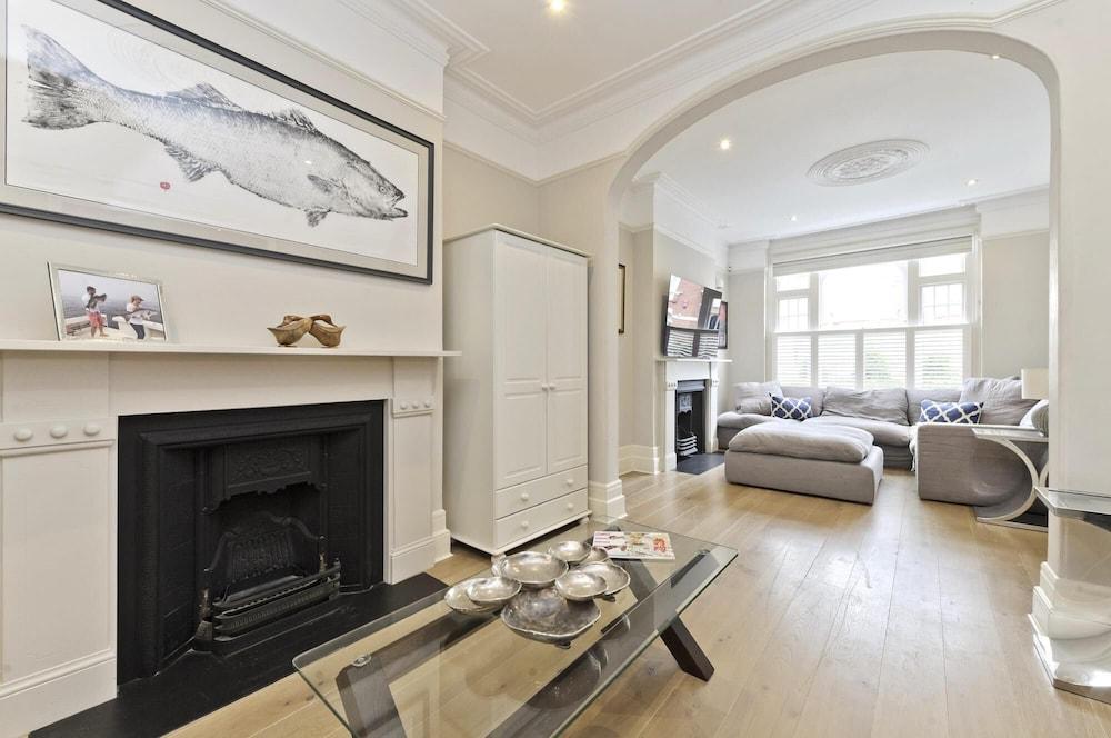 Stunning 4-bed Family Home With Garden Fulham - Tap to explore photos