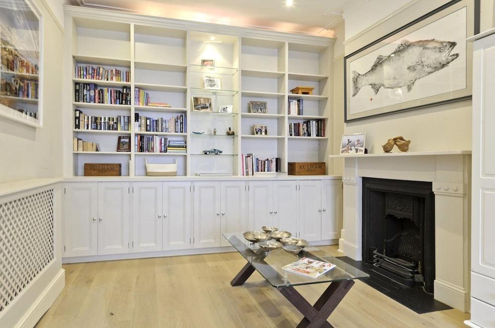 Stunning 4-bed Family Home With Garden Fulham - Tap to explore photos