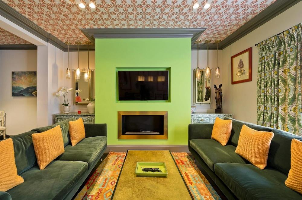 Designer Colourful 3 Bed Property Kensington - Tap to explore photos