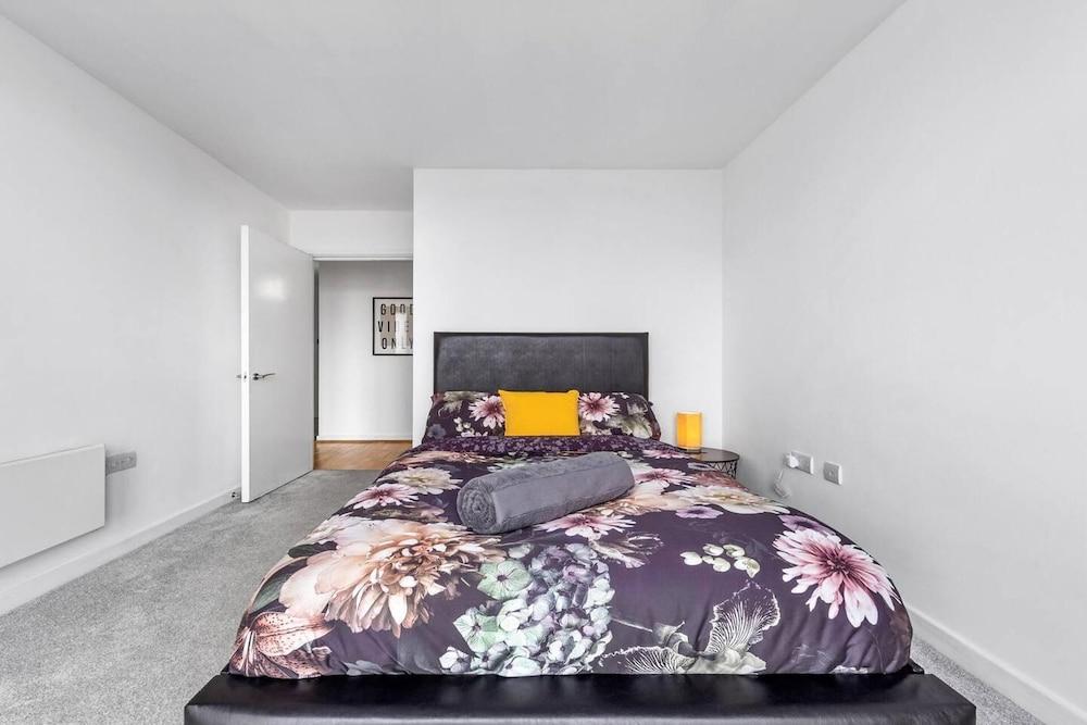 Penthouse 2-bed Apartment in The Heart Of E15 - Tap to explore photos