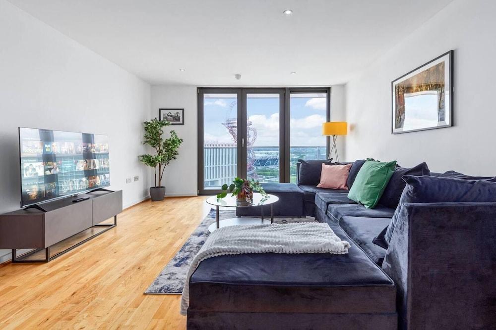 Penthouse 2-bed Apartment in The Heart Of E15 - Tap to explore photos