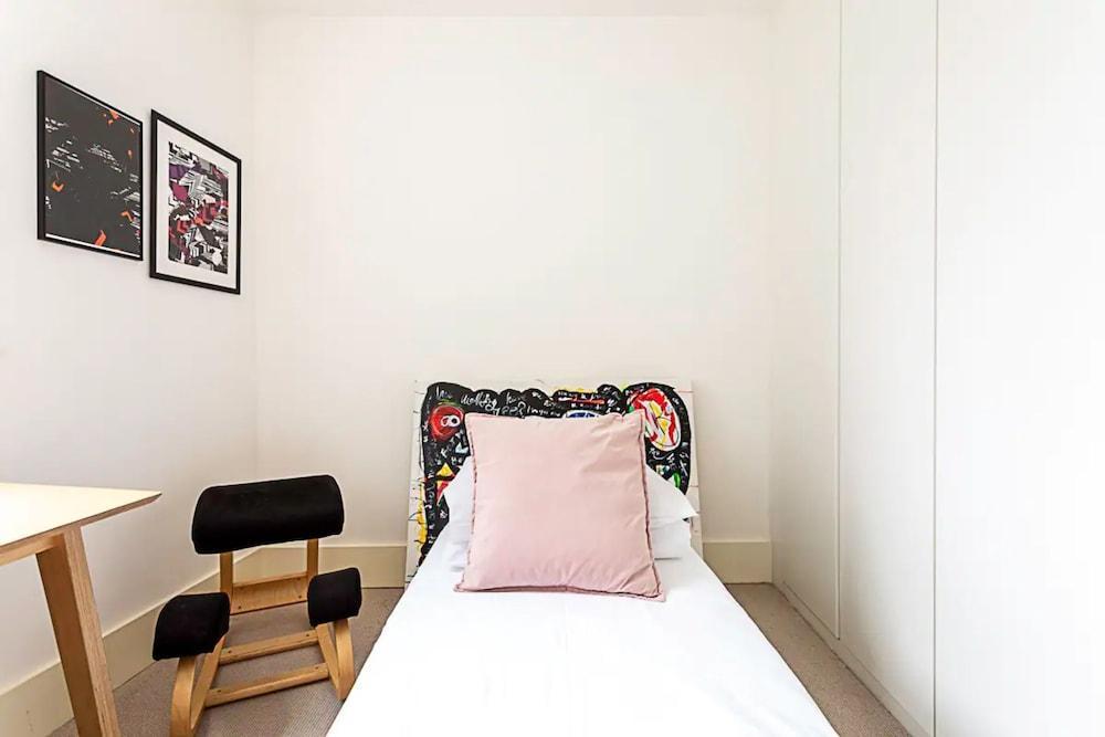 Stylish and Spacious 1BD in Clapton - Tap to explore photos