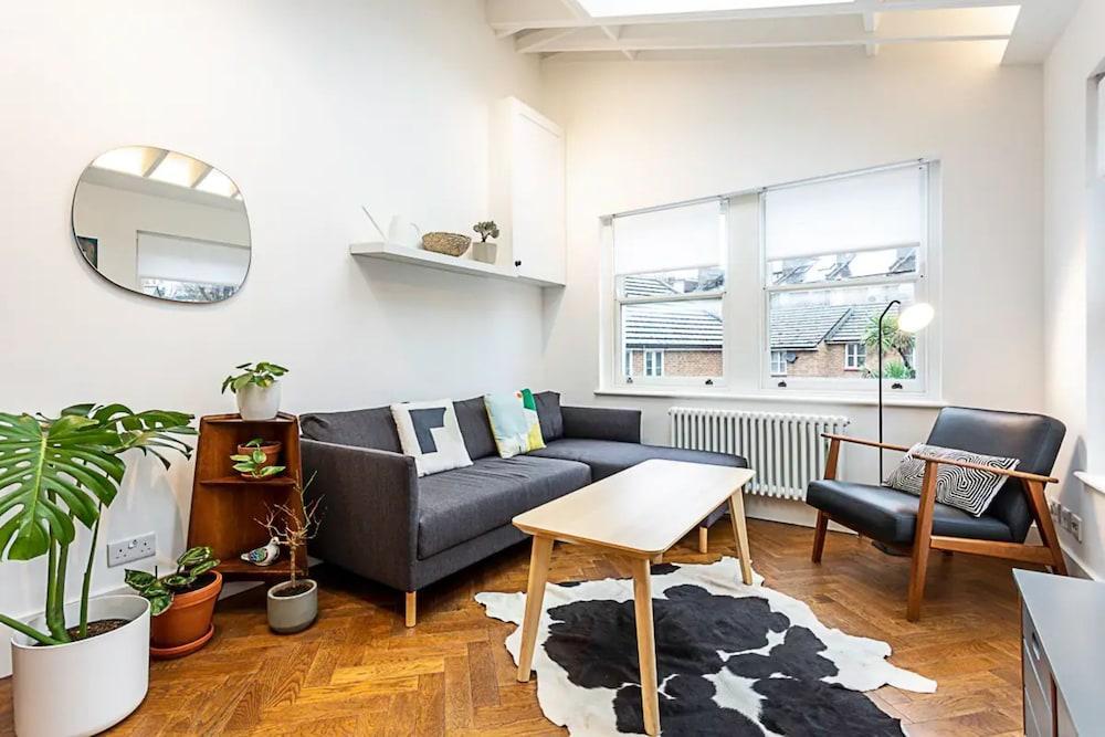 Stylish and Spacious 1BD in Clapton - Tap to explore photos