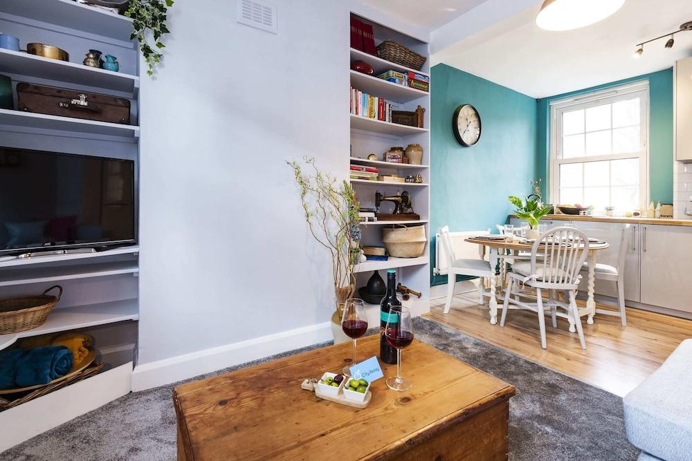 Lovely Portobello Apartment Near Westbourne Park - Tap to explore photos