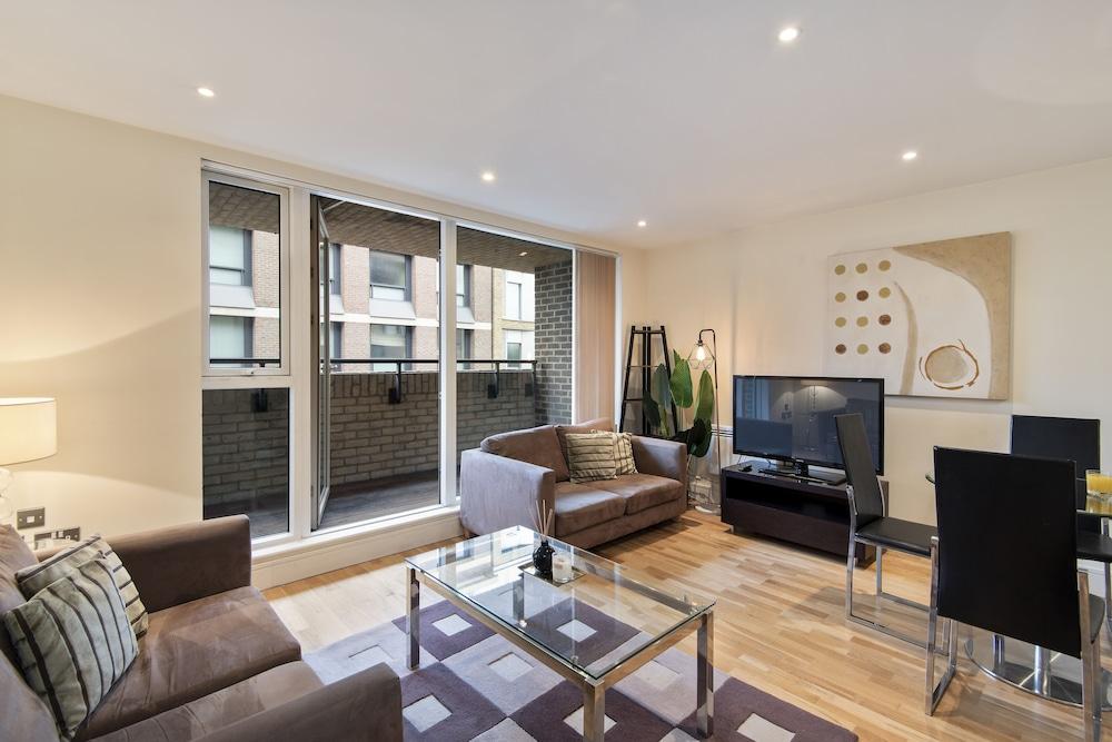 Charming 1-bed Apartment in Great Suffolk Street - Tap to explore photos