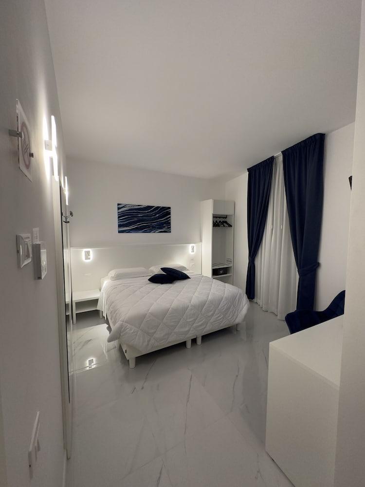 Hotel Smart Cruise Room Type - Deluxe Double or Twin Room