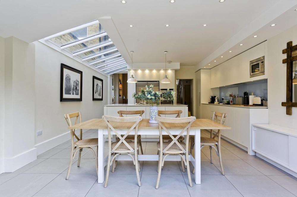 Stunning Recently Renovated 3 Bedroom Home Fuham - Munster Village - Tap to explore photos