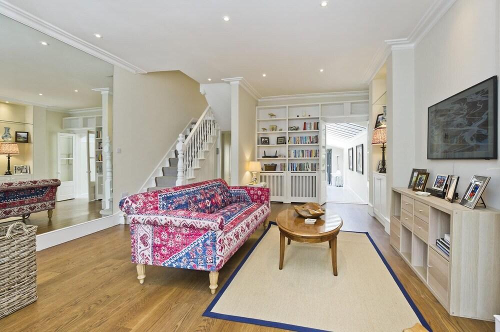 Stunning Recently Renovated 3 Bedroom Home Fuham - Munster Village - Tap to explore photos