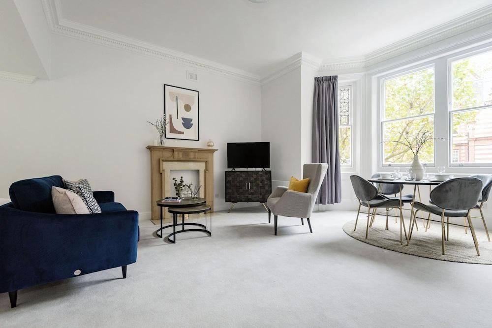 The Belgravia Suite Next to Sloane Square - Tap to explore photos