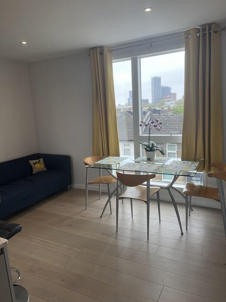 Immaculate 2-bed Apartment in London - Tap to explore photos