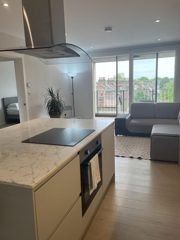 Immaculate 2-bed Apartment in London - Tap to explore photos