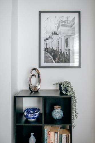 Chic 1 Bed Flat Zone 2 Hampstead Swiss Cottage - Tap to explore photos